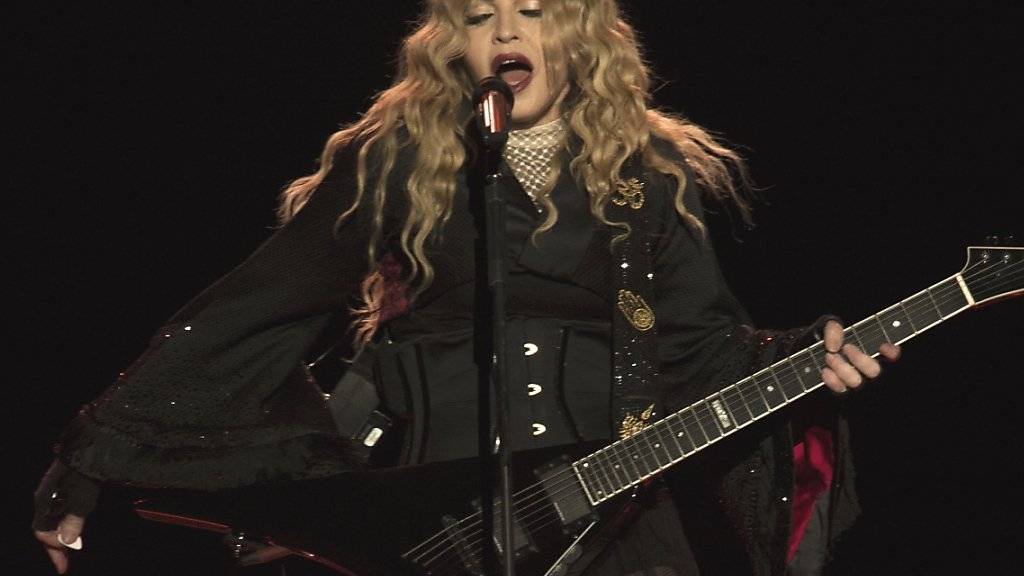 Auf ihrer «Rebel Heart»-Tournée hat Madonna wieder einmal Rebellin gespielt: In Taipeh trat sie mit der Flagge Taiwans auf (Archiv).