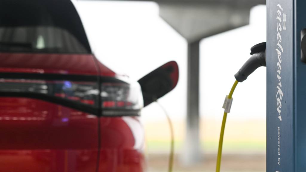 Das Parlament lehnte flächendeckende Ladestationen für Elektrofahrzeuge auf Parkieranlagen von kantonalen Immobilien ab. (Symbolbild)
