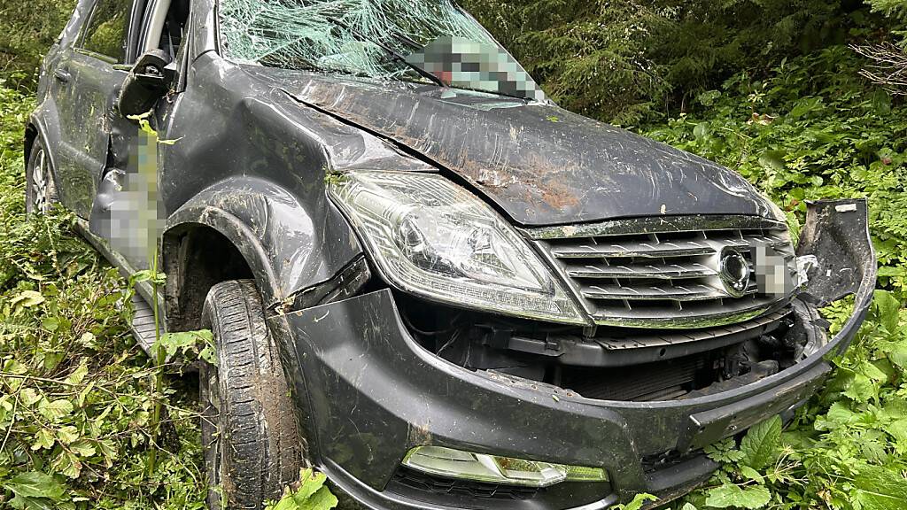 Auto mit zwei Insassen stürzt in Innerthal SZ Abhang hinab