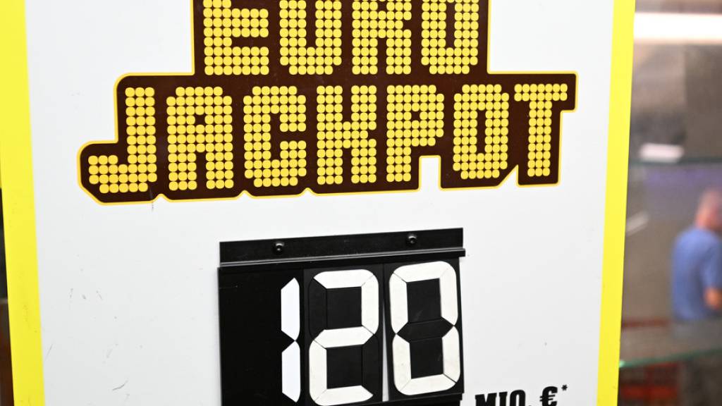 Eine Werbetafel für das Glücksspiel Euro Jackpot bei einer Annahmestelle in Stuttgart (D). (Archivbild)