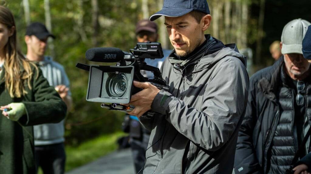 Sebastian Klinger beim Dreh des schweizerisch-amerikanischen Actionfilms «Sew Torn» im Taminatal bei Vättis: Der Schweizer Kameramann hat nicht nur für die Bilder gesorgt, sondern auch für die Beziehungen der Menschen vor Ort zum amerikanischen Cast.