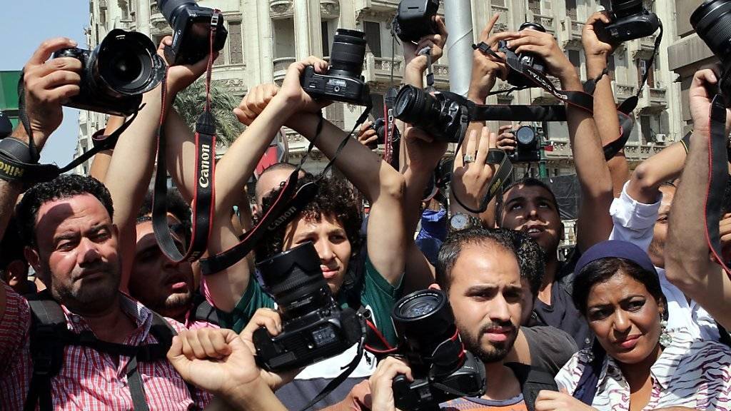 Ägyptische Journalisten vergangene Woche bei einem Protest gegen den Umgang mit Journalisten, welche von Anti-Regierungs-Kundgebungen berichteten. Die Polizei nahm am Sonntagabend weitere zwei Journalisten fest. (Archivbild)