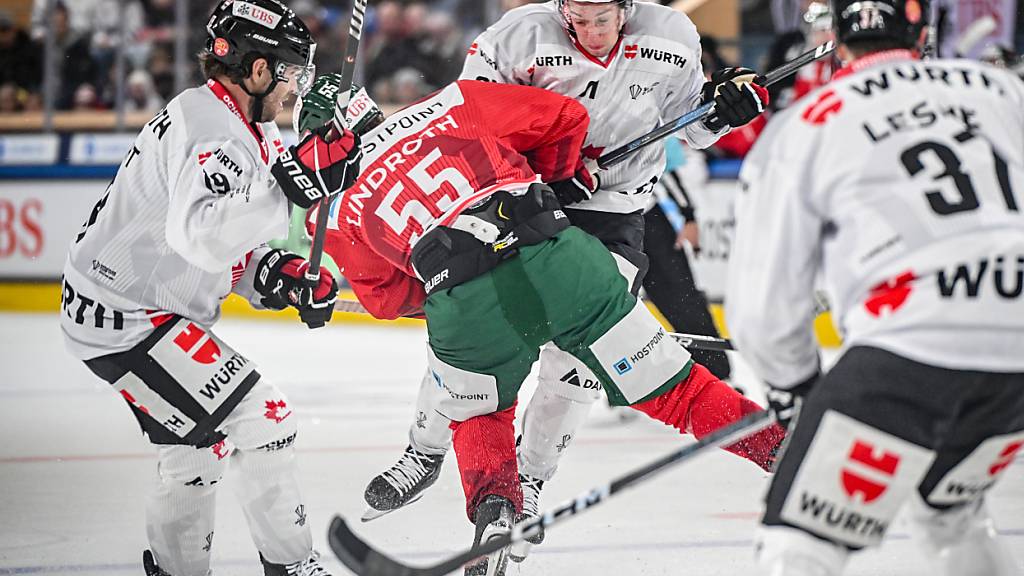 2023 am Spengler Cup, die nächsten zwei Saisons in Kloten: Max Lindroth (Nummer 55) mit seinem damaligen Verein Frölunda