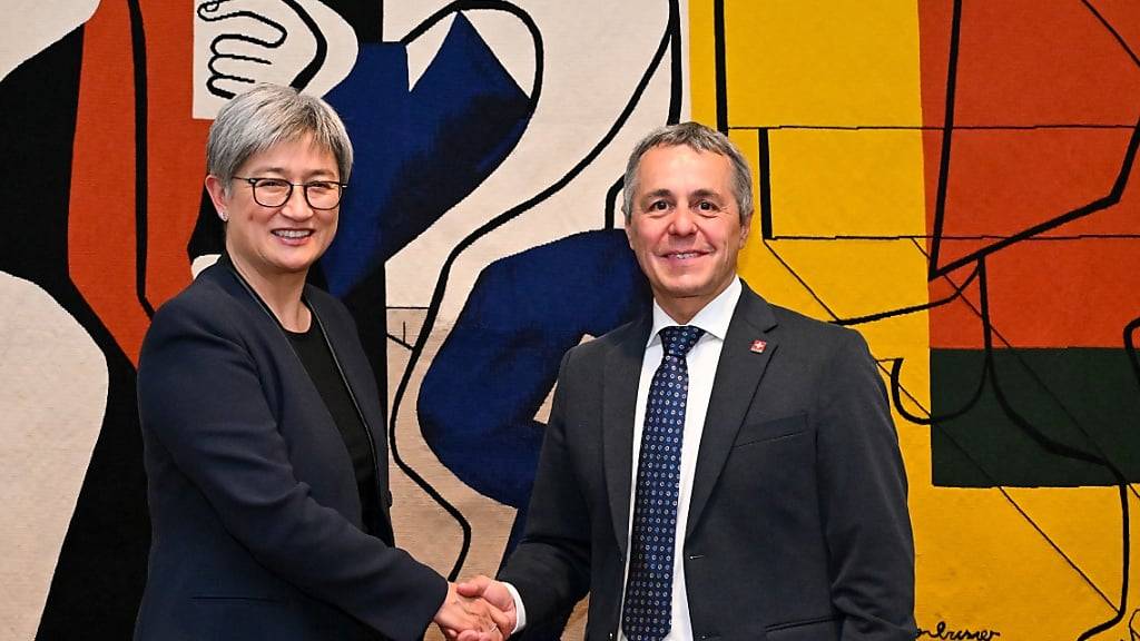 Die australische Aussenministerin Penny Wong (links) beim Händedruck mit Aussenminister Ignazio Cassis in Canberra.