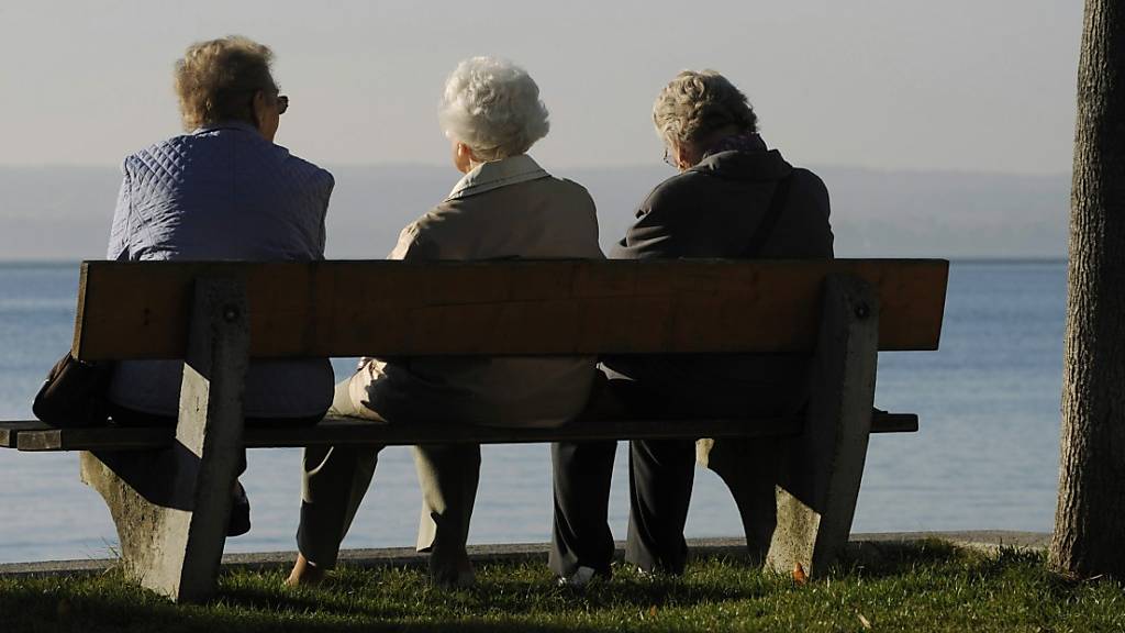Sollen Frauen in der Schweiz erst mit 65 statt mit 64 Jahren pensioniert werden? Am Mittwoch entscheidet der Nationalrat darüber. (Themenbild)