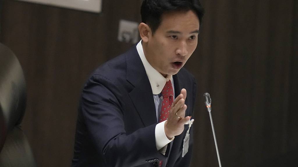 Pita Limjaroenrat, der Vorsitzende der Move Forward Party und Spitzenkandidat bei den Parlamentswahlen im Mai, beantwortet die Frage eines Gesetzgebers im Parlament. Foto: Sakchai Lalit/AP