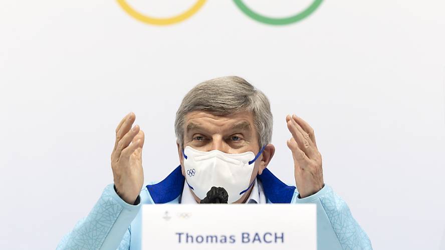 IOC-Präsident Bach lobt, Menschenrechtler kritisieren
