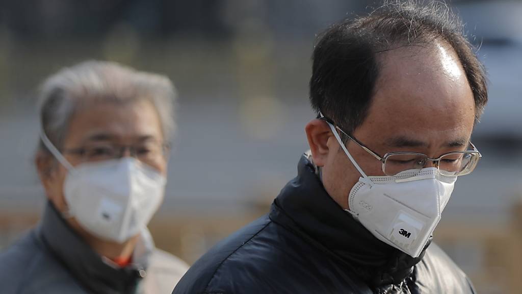 In Frankreich noch kein übliches Bild: Menschen mit Atemschutz. Aber in Peking umso mehr, wie diese beiden Männer.