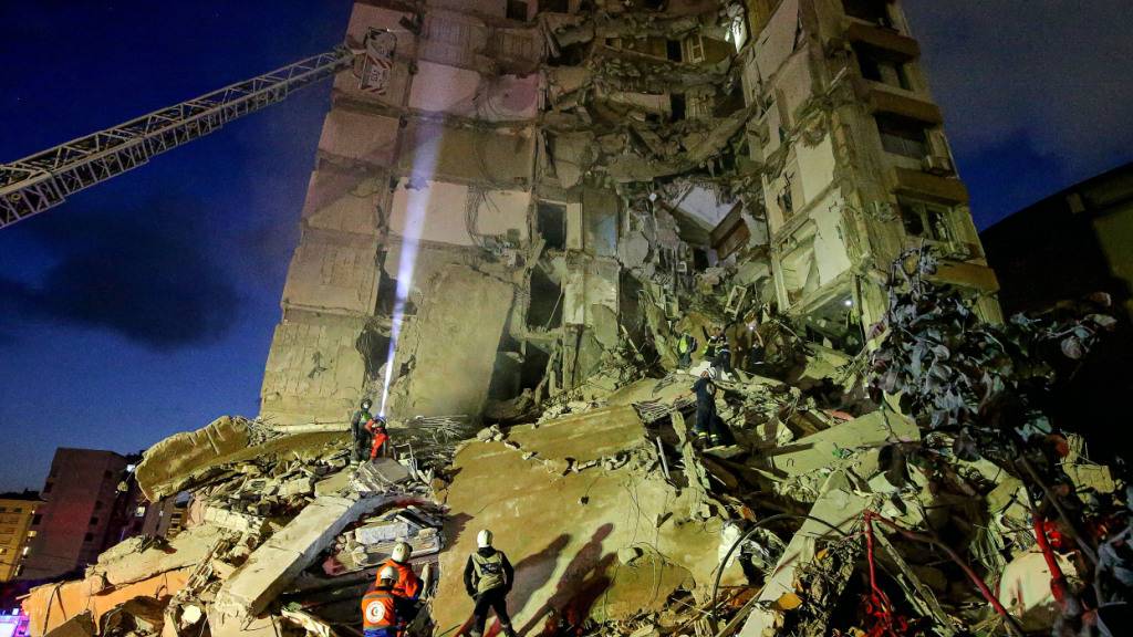 Rettungskräfte suchen nach Opfern in einem zerstörten Gebäude, das bei einem israelischen Luftangriff im Zentrum von Beirut getroffen wurde. Foto: Marwan Naamani/dpa