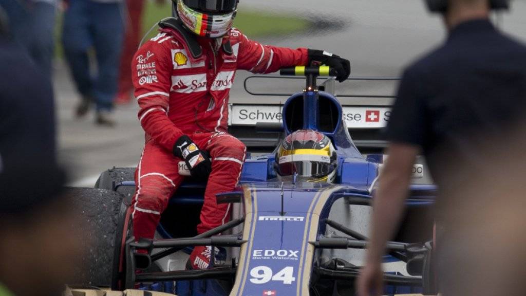 Sebastian Vettel wurde nach dem Rennen von Saubers Pascal Wehrlein an die Boxen zurückgebracht