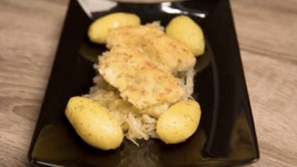 Kabeljau-Rückenfilet auf Sauerkraut mit Salzkartoffeln