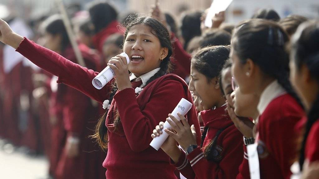 Diese nepalesischen Schülerinnen demonstrieren gegen die Blockade.