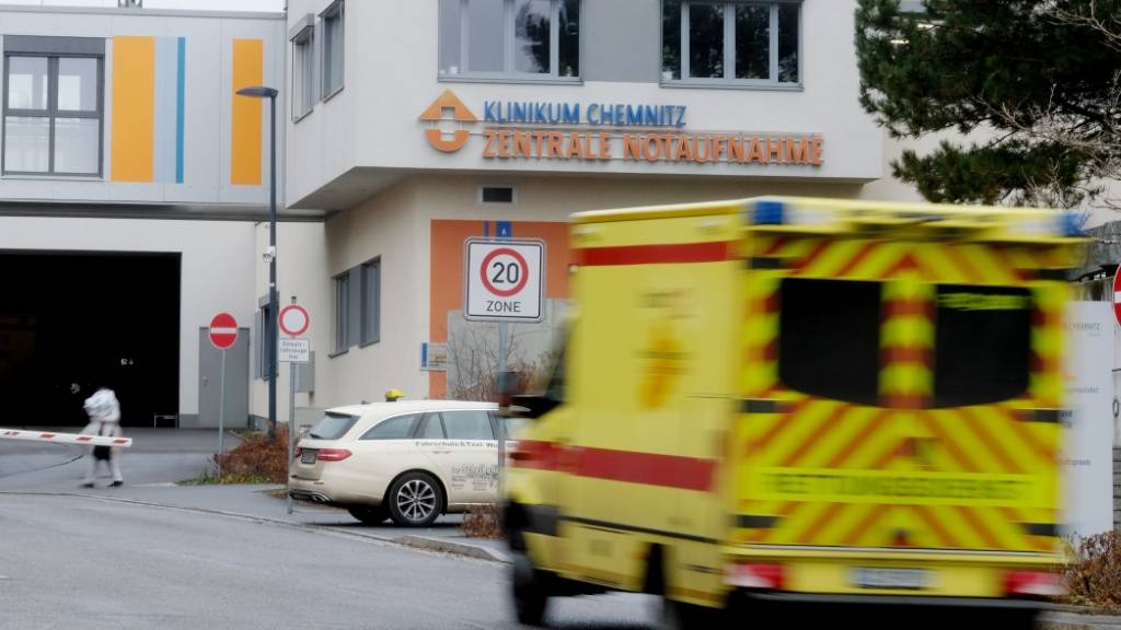 Ein Krankenwagen fährt vor der Einfahrt der zentralen Notaufnahme im Klinikum Chemnitz. Foto: Sebastian Willnow/dpa-Zentralbild/dpa