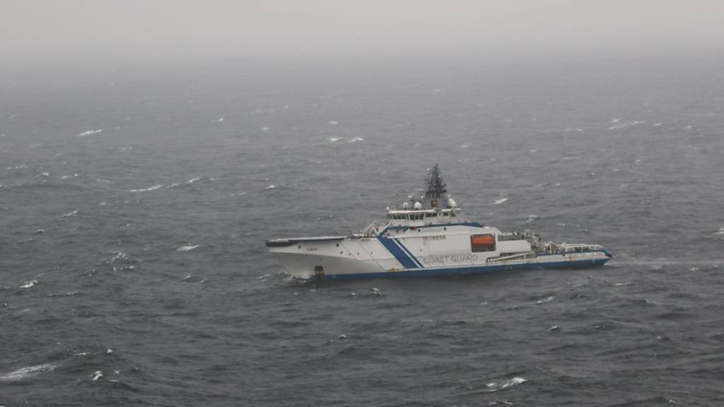 HANDOUT - Auf diesem vom finnischen Grenzschutz zur Verfügung gestellten Bild hält das Offshore-Patrouillenschiff «Turva» des finnischen Grenzschutzes in der Nähe der Stelle Wache, an der die beschädigte Balticconnector-Gaspipeline im Finnischen Meerbusen geortet wurde. Die Bundesregierung hat Estland und Finnland nach der nach der Beschädigung der Gas-Pipeline Balticconnector und eines Unterwasserkommunikationskabels volle Unterstützung und Solidarität zugesichert. Foto: Finnischer Grenzschutz (Rajavartiolaitos) Lehtikuva/dpa - ACHTUNG: Nur zur redaktionellen Verwendung und nur mit vollständiger Nennung des vorstehenden Credits