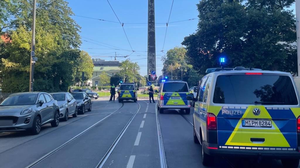 Fahrzeuge der Polizei stehen in München. Foto: Simon Sachseder/dpa - ACHTUNG: Ein Kennzeichej wurde aus rechtlichen Gründen gepixelt