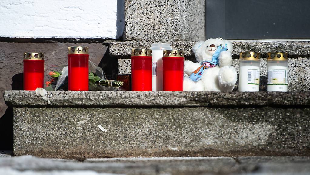Kerzen und ein Teddybär stehen vor dem Haus an der Elberfelderstraße. Nach einem Brand am gestrigen Abend entdeckte die Feuerwehr fünf Leichen in dem Haus. Foto: Jonas Güttler/dpa