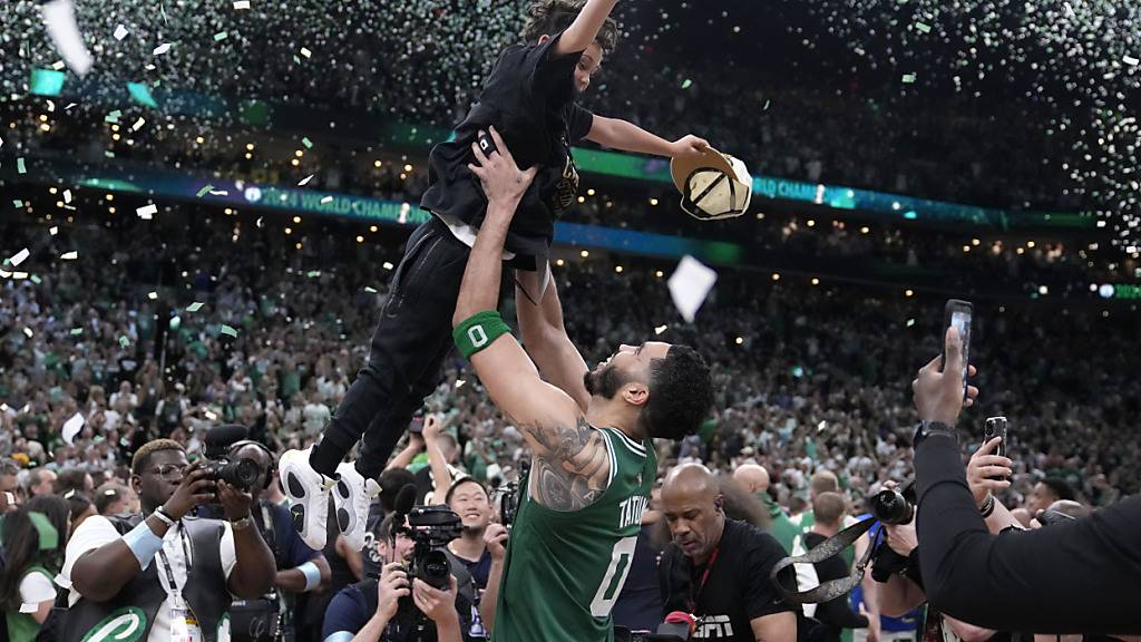 Freude herrscht in Boston. Vorne freut sich Jayson Tatum (Rückennummer 0) mit seinem Sohn Deuce