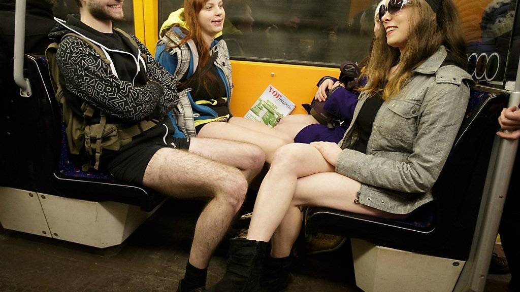 Ohne Beinkleidung in der U-Bahn: Teilnehmende des «No Pants Subway Ride» in Wien.