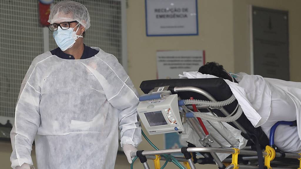 Ein Patient mit dem Verdacht auf eine Corona-Infektion wird in das Allgemeinkrankenhaus «Hospital Regional de Samambaia» in Brasilia gebracht. Foto: Eraldo Peres/AP/dpa