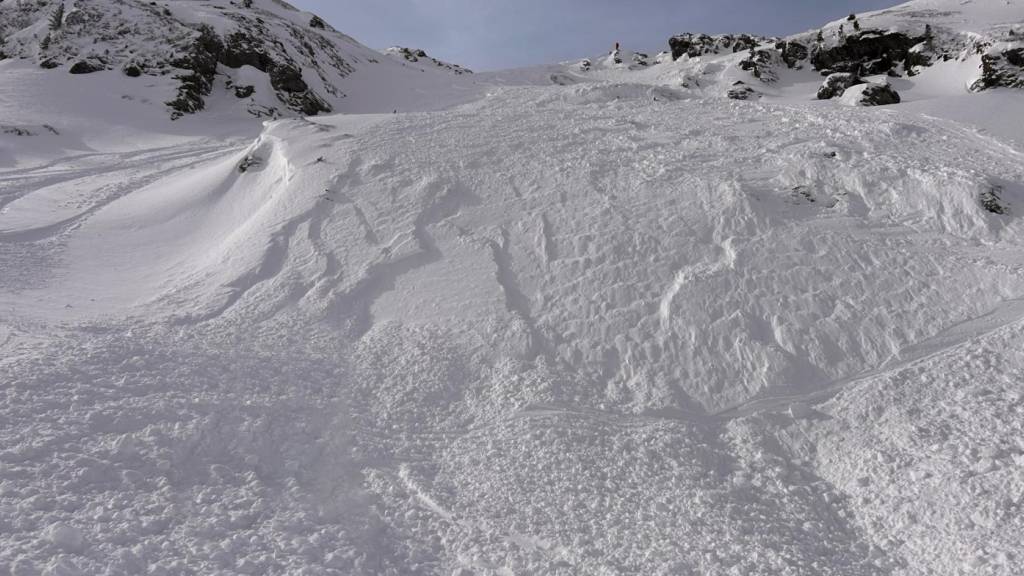 ARCHIV - Bei einem Lawinenabgang auf eine gesperrte Skiroute in Fiss im Tiroler Bezirk Landeck ist ein 71-jähriger Wintersportler verschüttet und tödlich verletzt worden. Bei dutzenden Lawinenabgängen in Österreich sind nach Angaben der Polizei drei Menschen ums Leben gekommen. Foto: Zoom.Tirol/APA/dpa