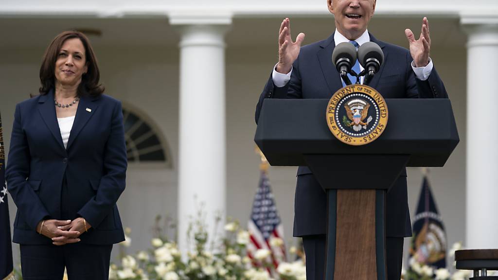 Joe Biden, US-Präsident, spricht über aktualisierte Richtlinien für Maskenmandate, während Kamala Harris, US-Vizepräsidentin, im Rosengarten des Weißen Hauses zuhört. Foto: Evan Vucci/AP/dpa