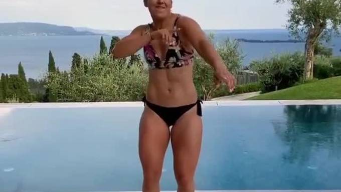 Wendy Holdener tanzt sich im Bikini fit