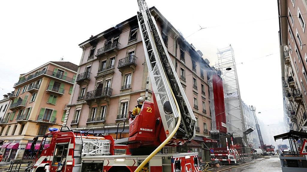 Die Feuerwehr bekämpft den Brand in einem Genfer Hotel. Da es sich gerade im Umbau befand, kamen keine Hotelgäste zu Schaden.