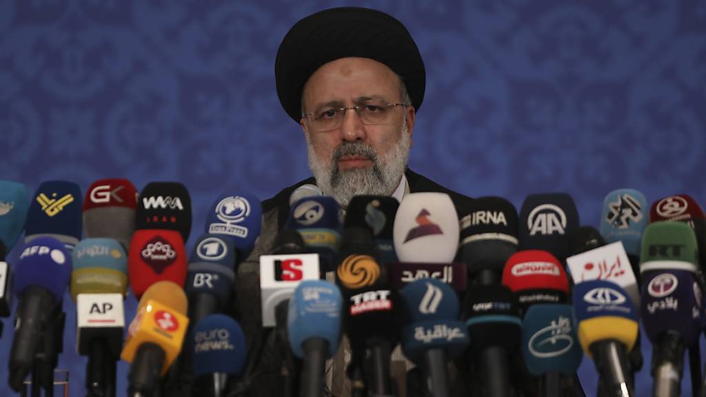 Ebrahim Raeissi, neugewählter Präsident des Iran, spricht während einer Pressekonferenz. Foto: Vahid Salemi/AP/dpa