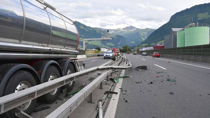 LKW prallt in Mittelleitplanke – Autobahn A2 im Abendverkehr gesperrt