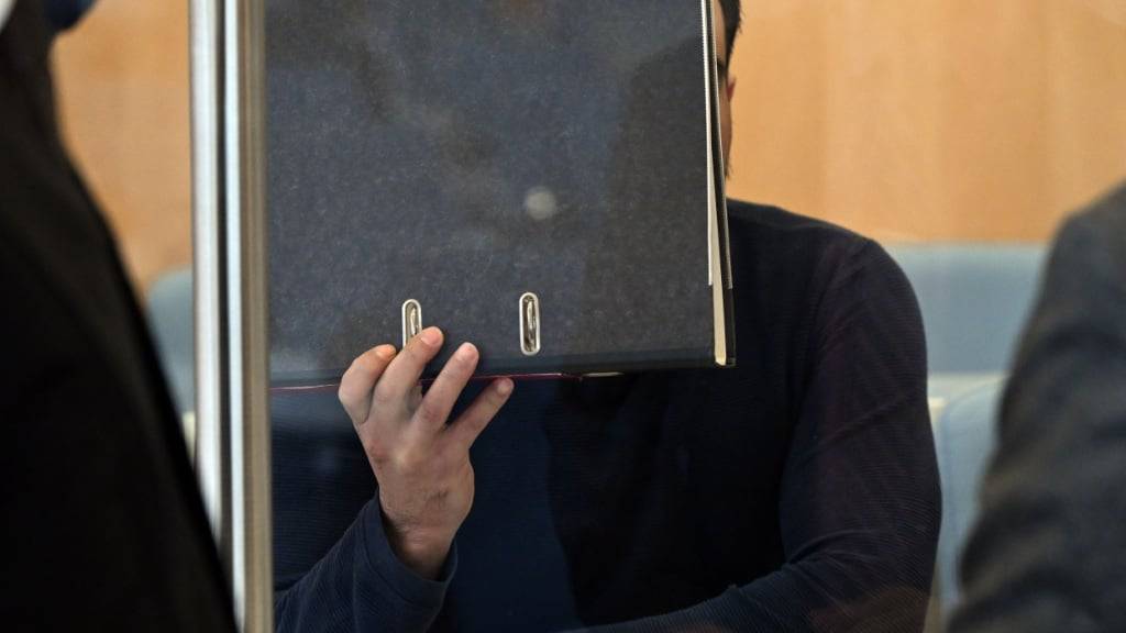 ARCHIV - Ein Angeklagter sitzt vor Prozessbeginn im Gerichtssaal. Zwei mutmaßliche IS-Terroristen müssen sich vor dem Oberlandesgericht in Düsseldorf wegen Kriegsverbrechen verantworten. Foto: Federico Gambarini/dpa