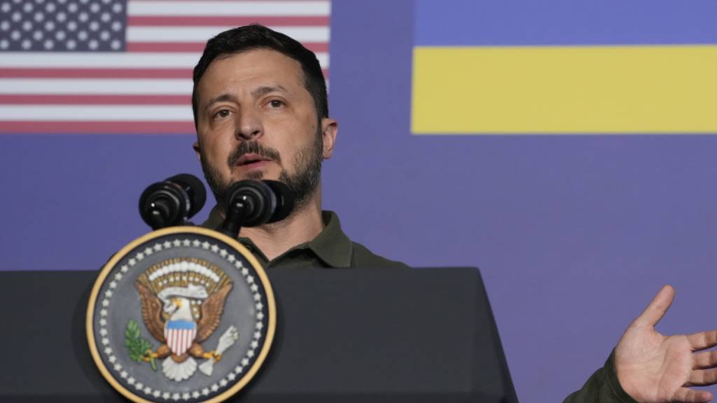 ARCHIV - Der ukrainische Präsident Wolodymyr Selenskyj spricht nach der Unterzeichnung eines bilateralen Sicherheitsabkommens mit US-Präsident Biden am Rande des G7-Gipfels. Foto: Alex Brandon/AP/dpa