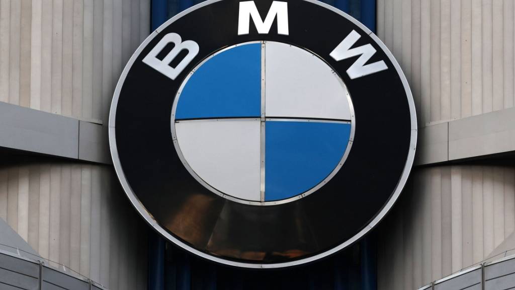 BMW hat im zweiten Quartal 2023 weniger verdient. Wegen des starken Tagesgeschäftes hat das Unternehmen dennoch den Jahresausblick für den Absatz und die Gewinnmarge vor Zinsen und Steuern erhöht. (Archivbild)