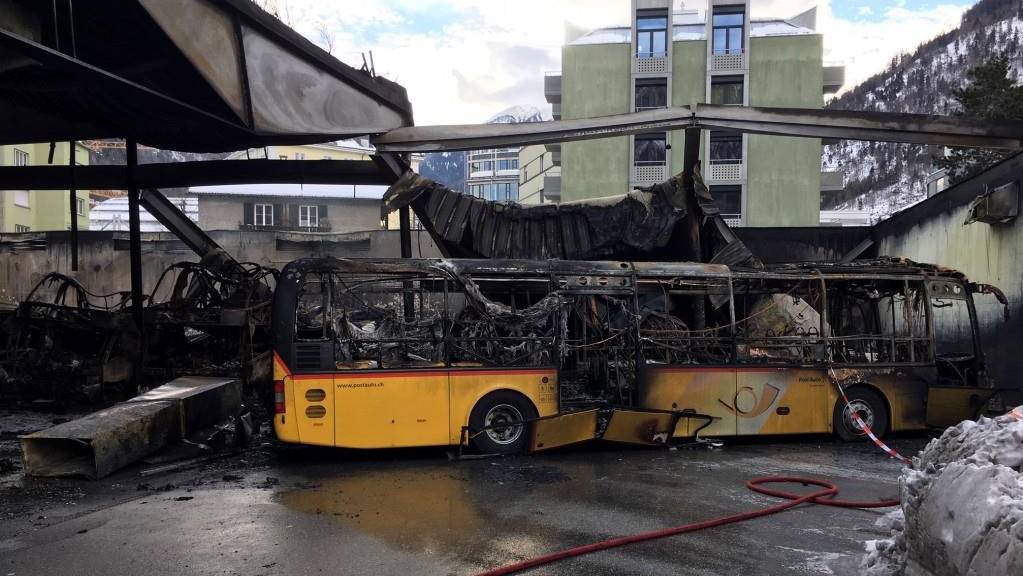 ... und zerstörte Postautos - so sieht es zwei Tage nach dem Brand in der Postauto-Garage in Chur aus.