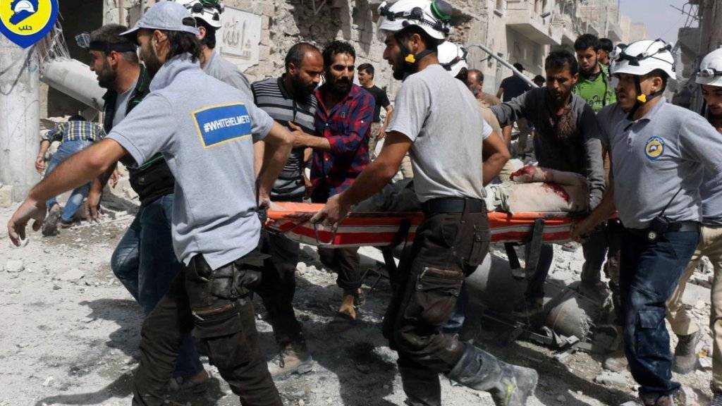 Retter der zivilen syrischen Hilfsorganisation der Weisshelme bringen einen Verletzten in Sicherheit (Bild vom 21. September).
