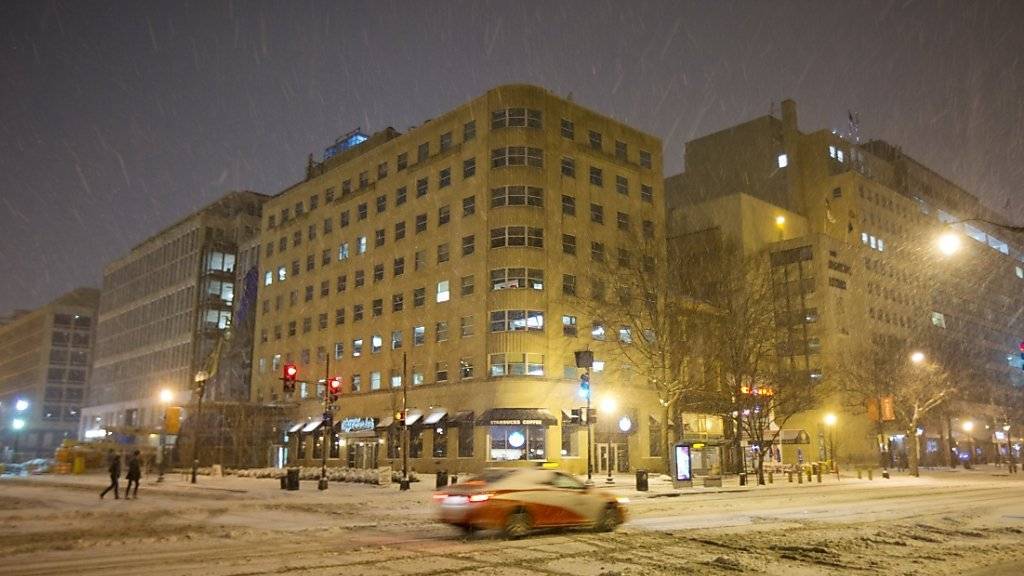 Der Wintersturm ist da: Downtown Washington am Freitagabend. Innerhalb von wenigen Stunden erwarten die Meteorologen bis zu einem halben Meter Schnee.