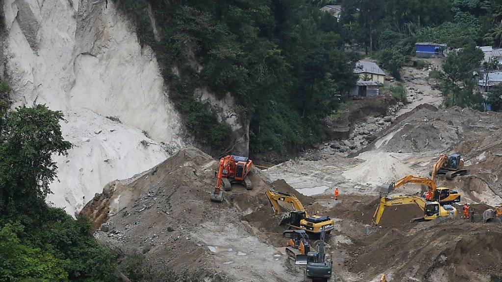 Weitere Risse im Berg machen die Bergungsarbeiten in Guatemala zur heiklen Angelegenheit.