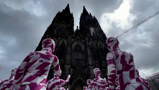 Sexuelle Gewalt in Kirche: Darum stehen Hunderte Puppen vor dem Kölner Dom