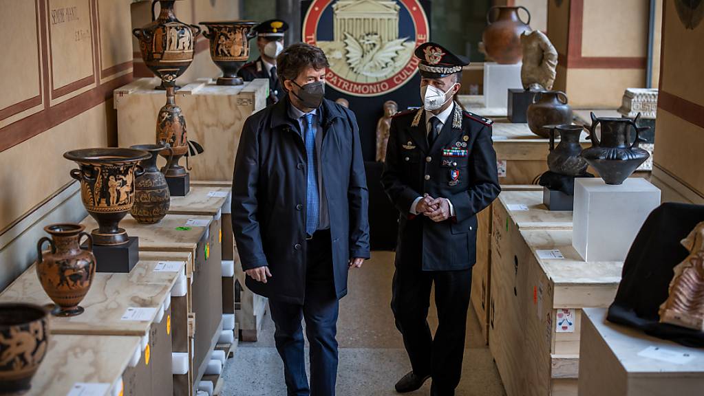 Die italienische Polizei hat rund 200 Kunstschätze im Wert von schätzungsweise 10 Millionen Euro in den Vereinigten Staaten sichergestellt und 160 davon zurück nach Italien gebracht. Foto: Oliver Weiken/dpa