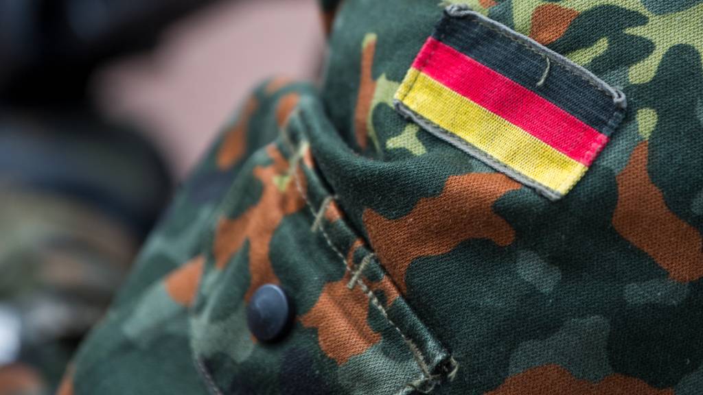 ARCHIV - Die Fahne von Deutschland ist auf der Uniform eines Soldaten aufgenäht, aufgenommen beim Tag der Bundeswehr. Foto: Monika Skolimowska/zb/dpa
