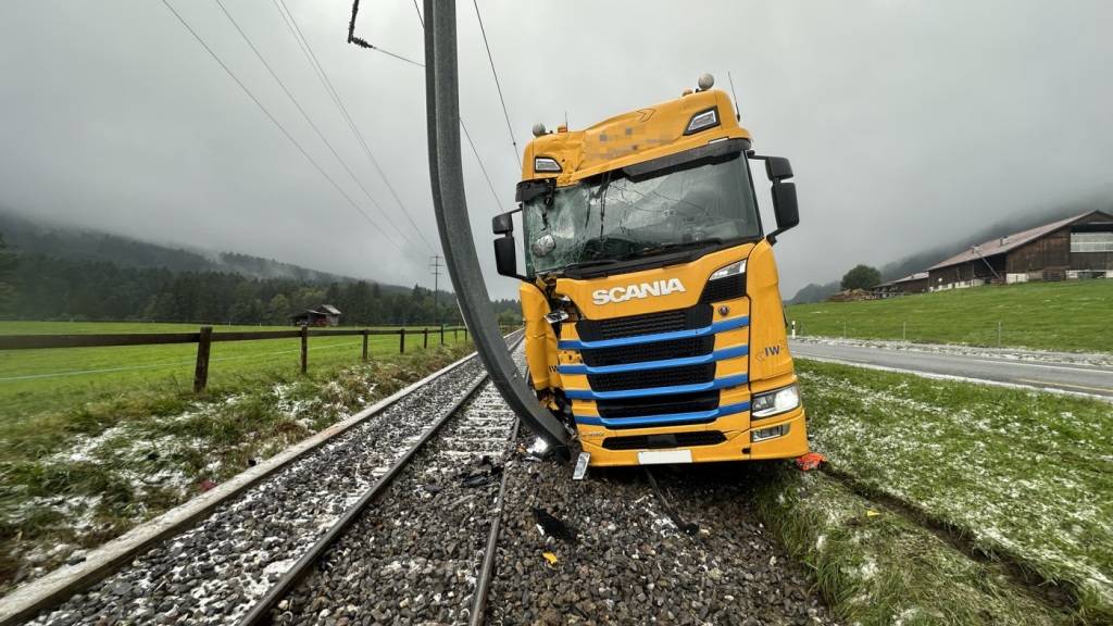 Ein Lastwagen prallte in einen Fahrleitungsmasten der Appenzeller Bahnen.