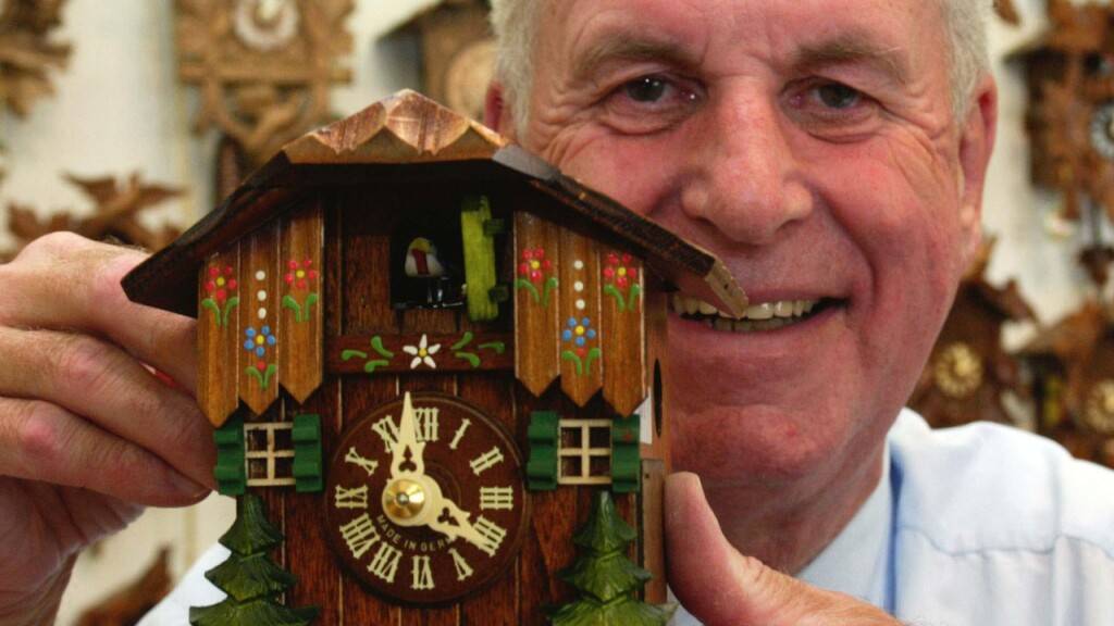 Die Schwarzwälder Kuckucksuhr soll künftig Anrecht auf ein EU-Qualitätssiegel haben. (Archivbild)