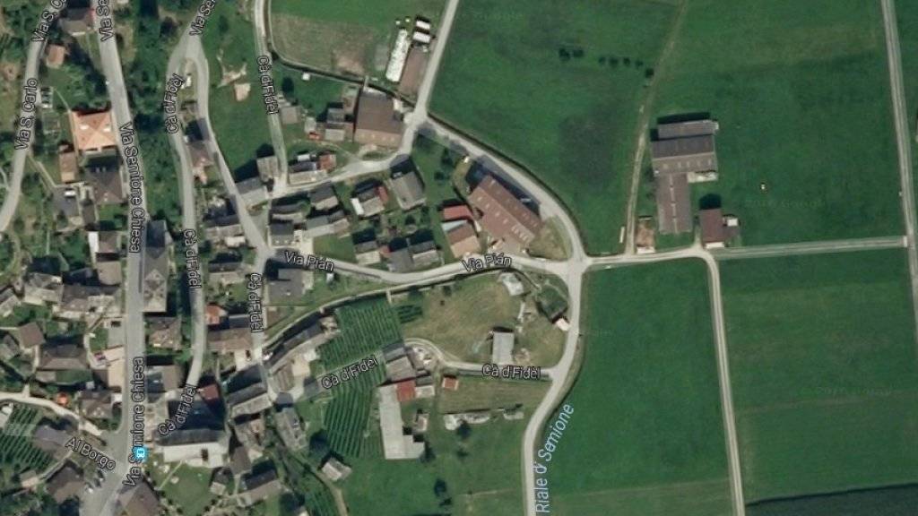 In der Ortschaft Semione TI kollidierte ein Motorradfahrer mit einem Tor und starb. (Bild googlemaps)