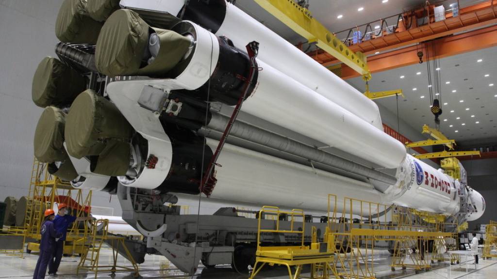 Die russische Proton-M Trägerrakete mit dem Nauka-Modul während der Montage. Heute Abend soll's losgehn zur ISS (Archivbild)