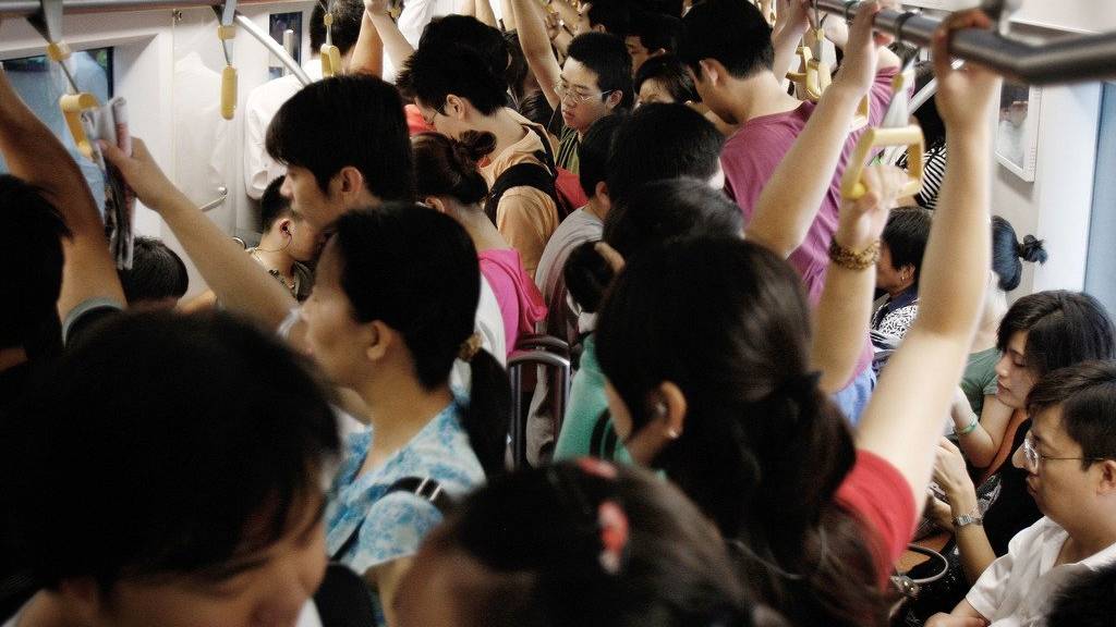 Normalerweise gibt es in der Pekinger Metro keinen Platz für Heiratsanträge.  (AP Photo/Andy Wong/KEYSTONE)