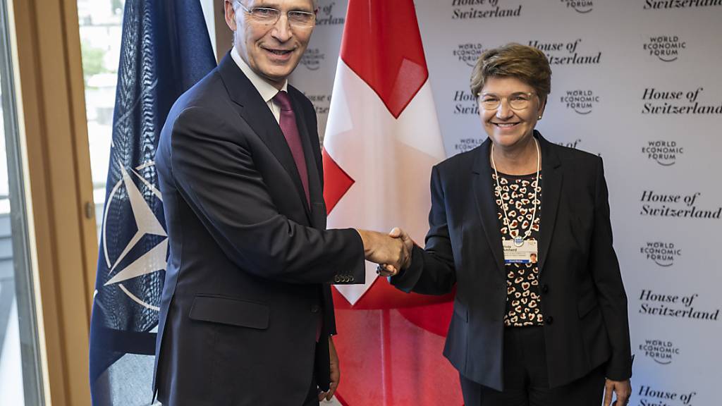 Die Schweiz soll sich laut dem Bundesrat der Nato annähern. Im Bild zu sehen sind Nato-Generalsekretär Jens Stoltenberg und Verteidigungsministerin Viola Amherd am Rande des WEF im Mai 2022.