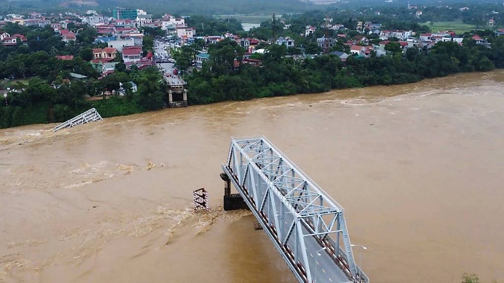 Eine Brücke ist in der vietnamesischen Provinz Phu Tho eingestürzt. Foto: Bui Van Lanh/VNA/AP/dpa