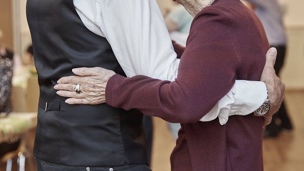 Auch im Alter noch das Tanzbein schwingen: Schweizer Seniorinnen und Senioren sehen ihre eigene Gesundheit und Lebensqualität positiv. Trotz chronischer Erkrankungen. (Symbolbild)