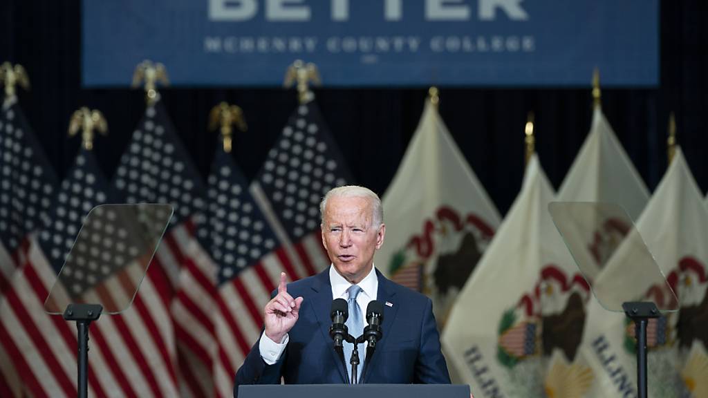 Joe Biden, Präsident der USA, hält eine Rede über Infrastrukturausgaben am McHenry County College.