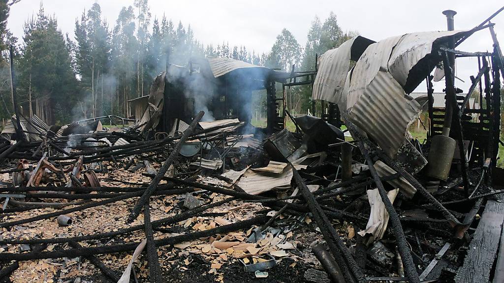 ARCHIV - Im Süden von Chile kam immer wieder zu Brandanschlägen auf Häuser und Fahrzeuge. Foto: Pablo Ovalle Isasmendi/Agencia Uno/dpa