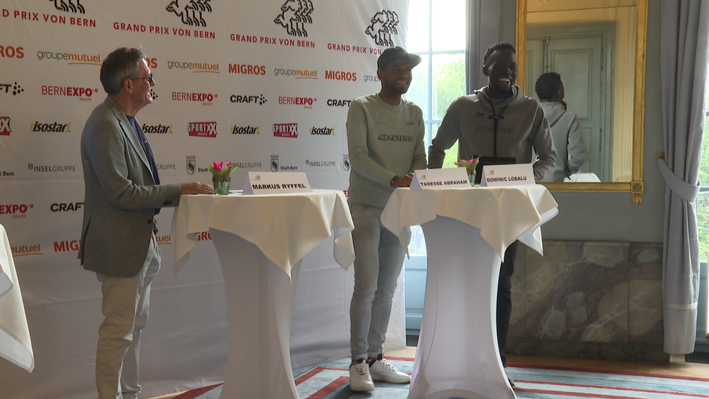 Berner-Grand-Prix-Favoriten Tadesse Abraham (mitte) und Dominic Lobalu (rechts) werden an der Pressekonferenz von Markus Ryffel zu ihrer Teilnahme befragt.
